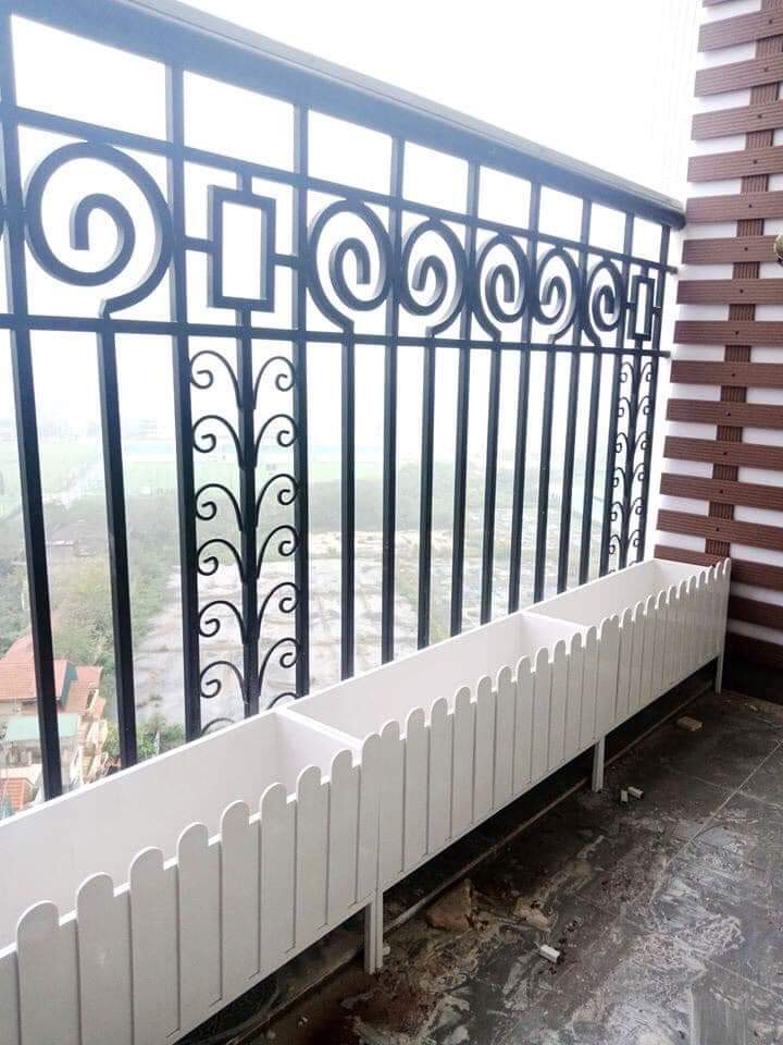 Chậu composite PVC FOAM ứng dụng trồng hoa ban công